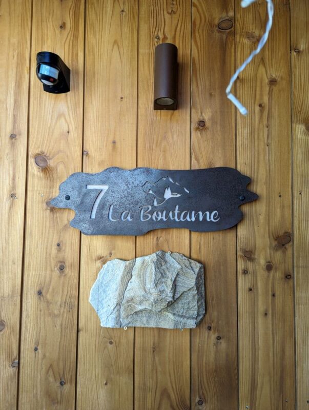 Chalet La Boutame – Villard-Reculas Alpe d’Huez Grand Domaine – Entrée avec enseigne La Boutame
